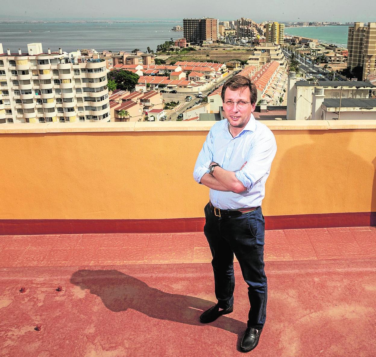 Martínez-Almeida, en la azotea del Hotel Poseidón, con el istmo urbanizado de La Manga de fondo. 