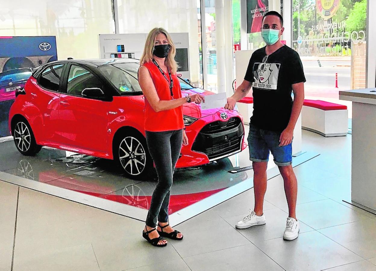 Alberto Martínez, ganador de uno de los premios que se sortearon.