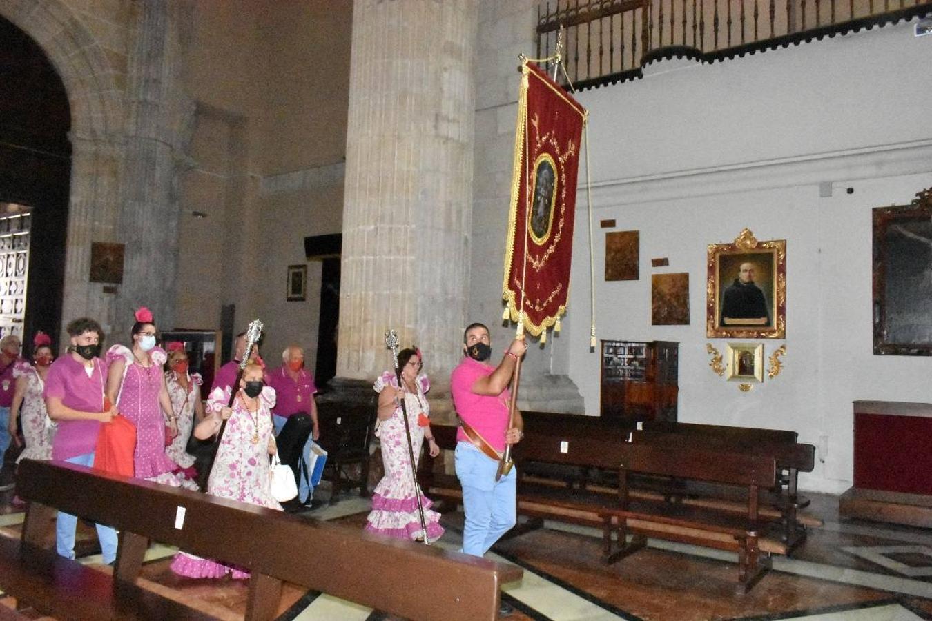 Un grupo de peregrinos de Las Gabias (Granada) llegó en la tarde del pasado domingo a la basílica de la Vera Cruz de Caravaca. Tras tres años sin poder postrarse ante la Sagrada Reliquia han retomado la tradición de peregrinar a Caravaca que iniciaron hace casi 20 años. El coro rociero se encargó de acompañar con sus cantos a los peregrinos. Al finalizar la ecuaristía, hubo intercambio de regalos entre los peregrinos y la Cofradía de la Vera Cruz. 