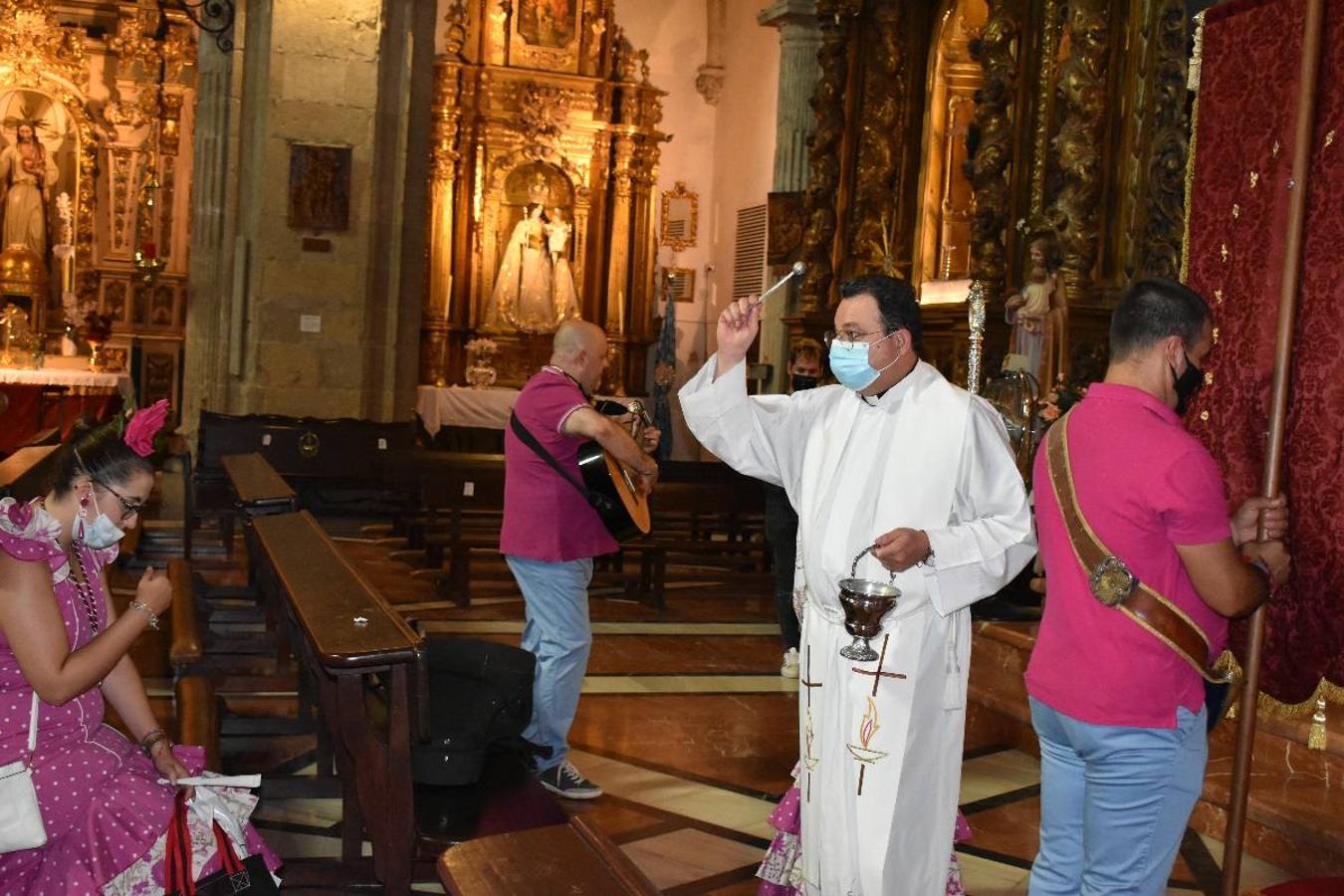 Un grupo de peregrinos de Las Gabias (Granada) llegó en la tarde del pasado domingo a la basílica de la Vera Cruz de Caravaca. Tras tres años sin poder postrarse ante la Sagrada Reliquia han retomado la tradición de peregrinar a Caravaca que iniciaron hace casi 20 años. El coro rociero se encargó de acompañar con sus cantos a los peregrinos. Al finalizar la ecuaristía, hubo intercambio de regalos entre los peregrinos y la Cofradía de la Vera Cruz. 