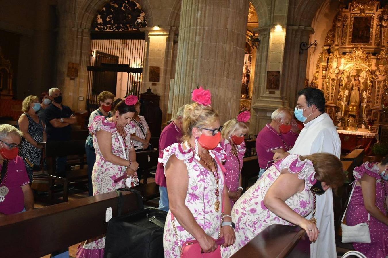 Un grupo de peregrinos de Las Gabias (Granada) llegó en la tarde del pasado domingo a la basílica de la Vera Cruz de Caravaca. Tras tres años sin poder postrarse ante la Sagrada Reliquia han retomado la tradición de peregrinar a Caravaca que iniciaron hace casi 20 años. El coro rociero se encargó de acompañar con sus cantos a los peregrinos. Al finalizar la ecuaristía, hubo intercambio de regalos entre los peregrinos y la Cofradía de la Vera Cruz. 