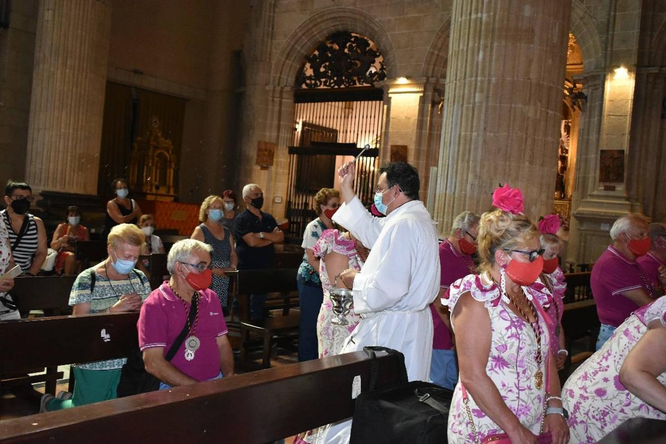 Un grupo de peregrinos de Las Gabias (Granada) llegó en la tarde del pasado domingo a la basílica de la Vera Cruz de Caravaca. Tras tres años sin poder postrarse ante la Sagrada Reliquia han retomado la tradición de peregrinar a Caravaca que iniciaron hace casi 20 años. El coro rociero se encargó de acompañar con sus cantos a los peregrinos. Al finalizar la ecuaristía, hubo intercambio de regalos entre los peregrinos y la Cofradía de la Vera Cruz. 