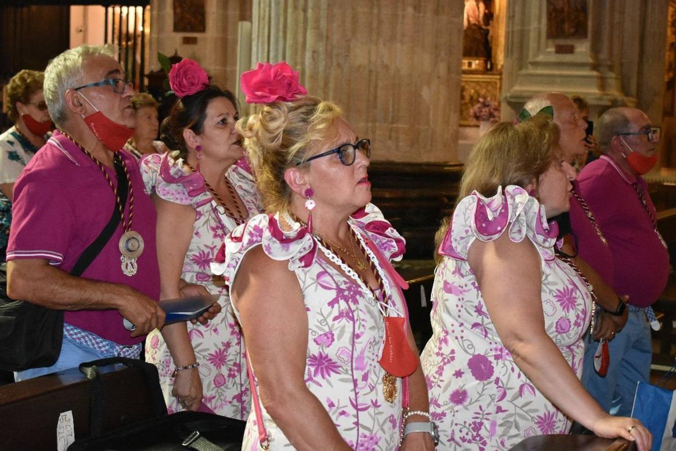 Un grupo de peregrinos de Las Gabias (Granada) llegó en la tarde del pasado domingo a la basílica de la Vera Cruz de Caravaca. Tras tres años sin poder postrarse ante la Sagrada Reliquia han retomado la tradición de peregrinar a Caravaca que iniciaron hace casi 20 años. El coro rociero se encargó de acompañar con sus cantos a los peregrinos. Al finalizar la ecuaristía, hubo intercambio de regalos entre los peregrinos y la Cofradía de la Vera Cruz. 