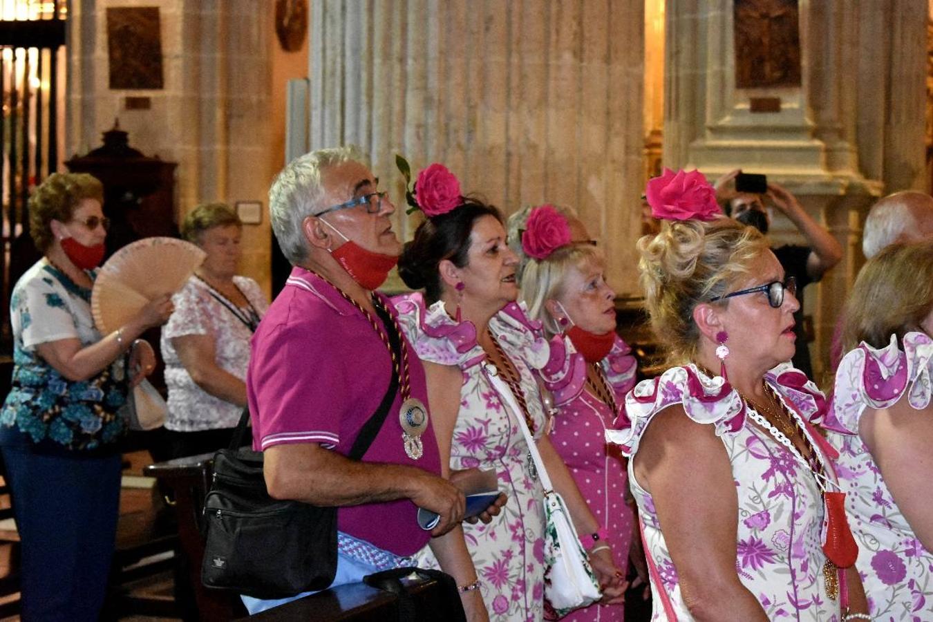 Un grupo de peregrinos de Las Gabias (Granada) llegó en la tarde del pasado domingo a la basílica de la Vera Cruz de Caravaca. Tras tres años sin poder postrarse ante la Sagrada Reliquia han retomado la tradición de peregrinar a Caravaca que iniciaron hace casi 20 años. El coro rociero se encargó de acompañar con sus cantos a los peregrinos. Al finalizar la ecuaristía, hubo intercambio de regalos entre los peregrinos y la Cofradía de la Vera Cruz. 