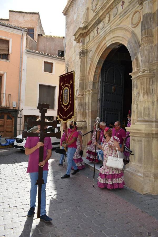 Un grupo de peregrinos de Las Gabias (Granada) llegó en la tarde del pasado domingo a la basílica de la Vera Cruz de Caravaca. Tras tres años sin poder postrarse ante la Sagrada Reliquia han retomado la tradición de peregrinar a Caravaca que iniciaron hace casi 20 años. El coro rociero se encargó de acompañar con sus cantos a los peregrinos. Al finalizar la ecuaristía, hubo intercambio de regalos entre los peregrinos y la Cofradía de la Vera Cruz. 