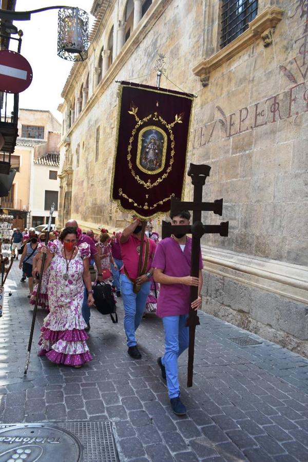 Un grupo de peregrinos de Las Gabias (Granada) llegó en la tarde del pasado domingo a la basílica de la Vera Cruz de Caravaca. Tras tres años sin poder postrarse ante la Sagrada Reliquia han retomado la tradición de peregrinar a Caravaca que iniciaron hace casi 20 años. El coro rociero se encargó de acompañar con sus cantos a los peregrinos. Al finalizar la ecuaristía, hubo intercambio de regalos entre los peregrinos y la Cofradía de la Vera Cruz. 