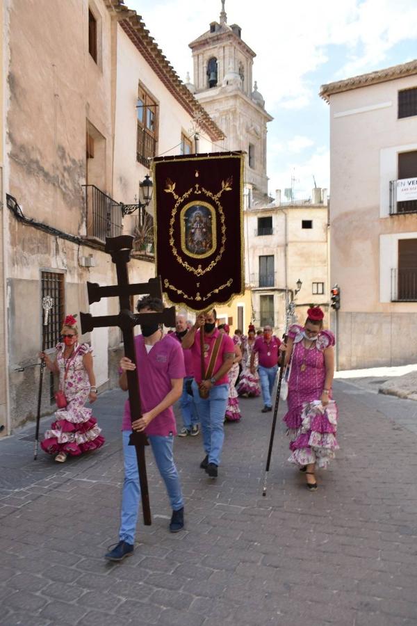 Un grupo de peregrinos de Las Gabias (Granada) llegó en la tarde del pasado domingo a la basílica de la Vera Cruz de Caravaca. Tras tres años sin poder postrarse ante la Sagrada Reliquia han retomado la tradición de peregrinar a Caravaca que iniciaron hace casi 20 años. El coro rociero se encargó de acompañar con sus cantos a los peregrinos. Al finalizar la ecuaristía, hubo intercambio de regalos entre los peregrinos y la Cofradía de la Vera Cruz. 