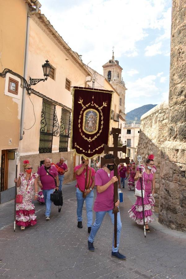 Un grupo de peregrinos de Las Gabias (Granada) llegó en la tarde del pasado domingo a la basílica de la Vera Cruz de Caravaca. Tras tres años sin poder postrarse ante la Sagrada Reliquia han retomado la tradición de peregrinar a Caravaca que iniciaron hace casi 20 años. El coro rociero se encargó de acompañar con sus cantos a los peregrinos. Al finalizar la ecuaristía, hubo intercambio de regalos entre los peregrinos y la Cofradía de la Vera Cruz. 