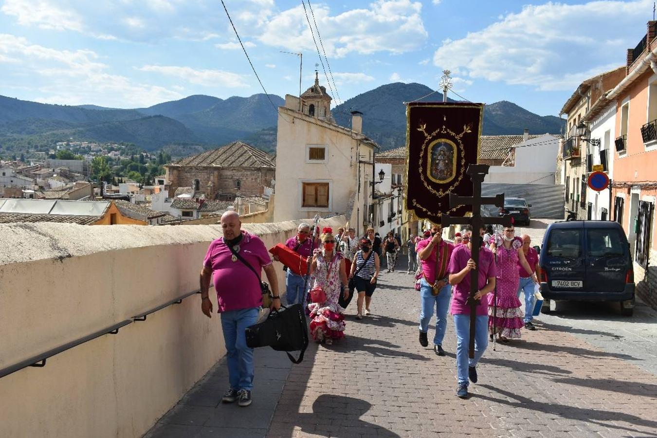 Un grupo de peregrinos de Las Gabias (Granada) llegó en la tarde del pasado domingo a la basílica de la Vera Cruz de Caravaca. Tras tres años sin poder postrarse ante la Sagrada Reliquia han retomado la tradición de peregrinar a Caravaca que iniciaron hace casi 20 años. El coro rociero se encargó de acompañar con sus cantos a los peregrinos. Al finalizar la ecuaristía, hubo intercambio de regalos entre los peregrinos y la Cofradía de la Vera Cruz. 