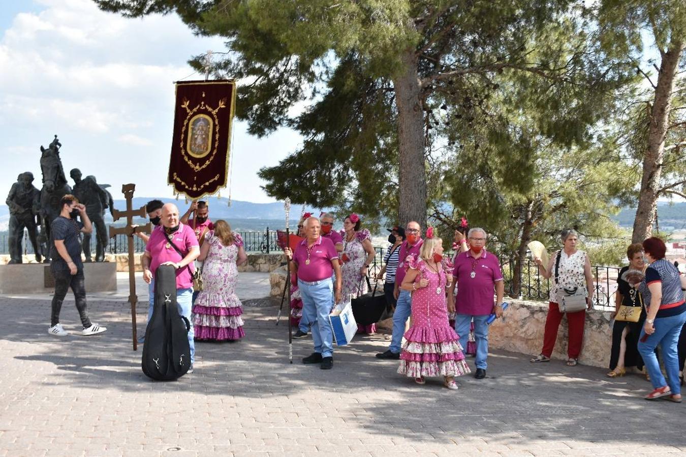 Un grupo de peregrinos de Las Gabias (Granada) llegó en la tarde del pasado domingo a la basílica de la Vera Cruz de Caravaca. Tras tres años sin poder postrarse ante la Sagrada Reliquia han retomado la tradición de peregrinar a Caravaca que iniciaron hace casi 20 años. El coro rociero se encargó de acompañar con sus cantos a los peregrinos. Al finalizar la ecuaristía, hubo intercambio de regalos entre los peregrinos y la Cofradía de la Vera Cruz. 