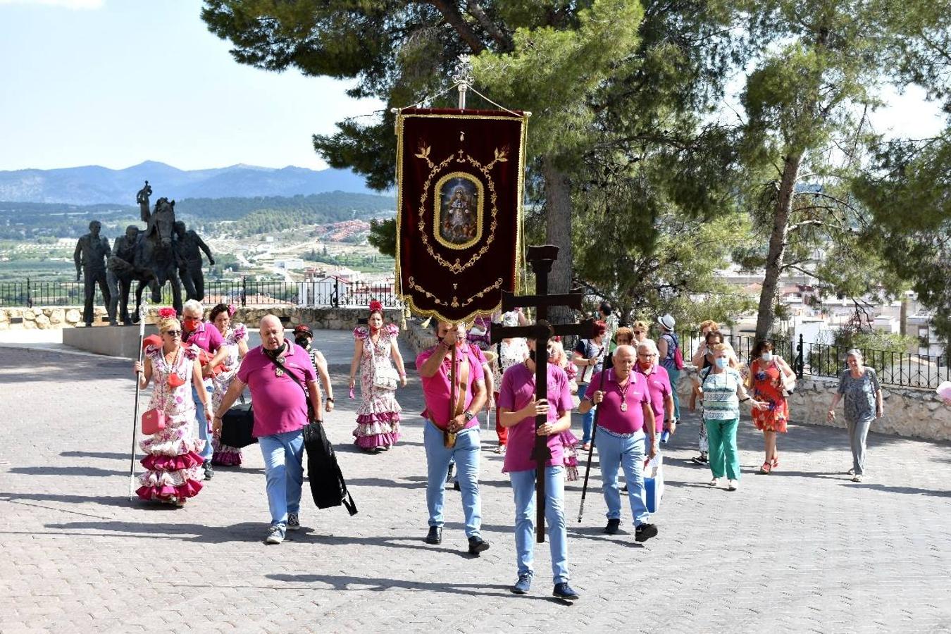 Un grupo de peregrinos de Las Gabias (Granada) llegó en la tarde del pasado domingo a la basílica de la Vera Cruz de Caravaca. Tras tres años sin poder postrarse ante la Sagrada Reliquia han retomado la tradición de peregrinar a Caravaca que iniciaron hace casi 20 años. El coro rociero se encargó de acompañar con sus cantos a los peregrinos. Al finalizar la ecuaristía, hubo intercambio de regalos entre los peregrinos y la Cofradía de la Vera Cruz. 