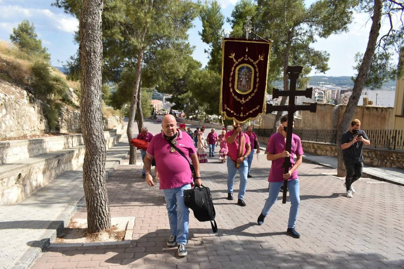 Un grupo de peregrinos de Las Gabias (Granada) llegó en la tarde del pasado domingo a la basílica de la Vera Cruz de Caravaca. Tras tres años sin poder postrarse ante la Sagrada Reliquia han retomado la tradición de peregrinar a Caravaca que iniciaron hace casi 20 años. El coro rociero se encargó de acompañar con sus cantos a los peregrinos. Al finalizar la ecuaristía, hubo intercambio de regalos entre los peregrinos y la Cofradía de la Vera Cruz. 