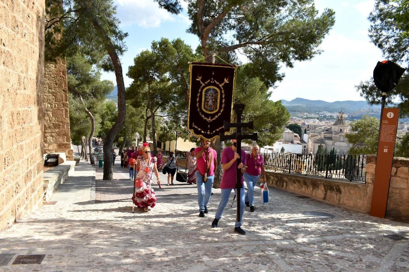 Un grupo de peregrinos de Las Gabias (Granada) llegó en la tarde del pasado domingo a la basílica de la Vera Cruz de Caravaca. Tras tres años sin poder postrarse ante la Sagrada Reliquia han retomado la tradición de peregrinar a Caravaca que iniciaron hace casi 20 años. El coro rociero se encargó de acompañar con sus cantos a los peregrinos. Al finalizar la ecuaristía, hubo intercambio de regalos entre los peregrinos y la Cofradía de la Vera Cruz. 