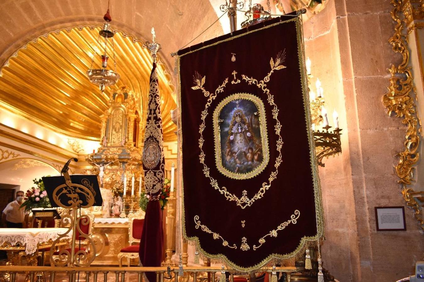 Un grupo de peregrinos de Las Gabias (Granada) llegó en la tarde del pasado domingo a la basílica de la Vera Cruz de Caravaca. Tras tres años sin poder postrarse ante la Sagrada Reliquia han retomado la tradición de peregrinar a Caravaca que iniciaron hace casi 20 años. El coro rociero se encargó de acompañar con sus cantos a los peregrinos. Al finalizar la ecuaristía, hubo intercambio de regalos entre los peregrinos y la Cofradía de la Vera Cruz. 