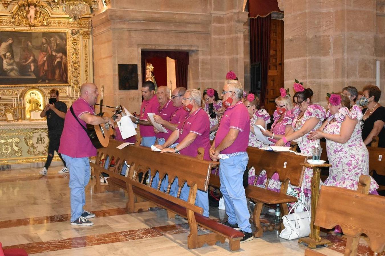 Un grupo de peregrinos de Las Gabias (Granada) llegó en la tarde del pasado domingo a la basílica de la Vera Cruz de Caravaca. Tras tres años sin poder postrarse ante la Sagrada Reliquia han retomado la tradición de peregrinar a Caravaca que iniciaron hace casi 20 años. El coro rociero se encargó de acompañar con sus cantos a los peregrinos. Al finalizar la ecuaristía, hubo intercambio de regalos entre los peregrinos y la Cofradía de la Vera Cruz. 