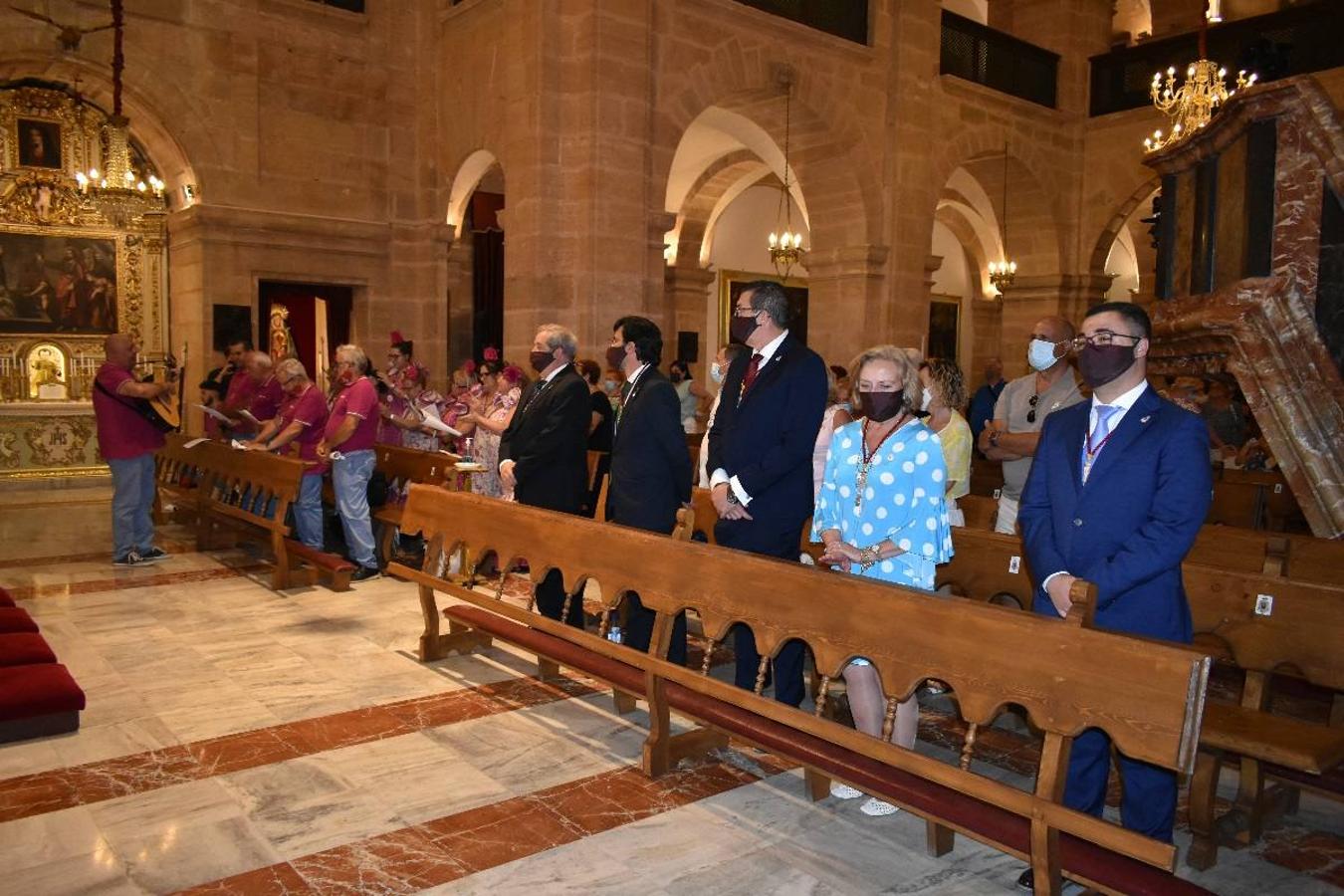 Un grupo de peregrinos de Las Gabias (Granada) llegó en la tarde del pasado domingo a la basílica de la Vera Cruz de Caravaca. Tras tres años sin poder postrarse ante la Sagrada Reliquia han retomado la tradición de peregrinar a Caravaca que iniciaron hace casi 20 años. El coro rociero se encargó de acompañar con sus cantos a los peregrinos. Al finalizar la ecuaristía, hubo intercambio de regalos entre los peregrinos y la Cofradía de la Vera Cruz. 