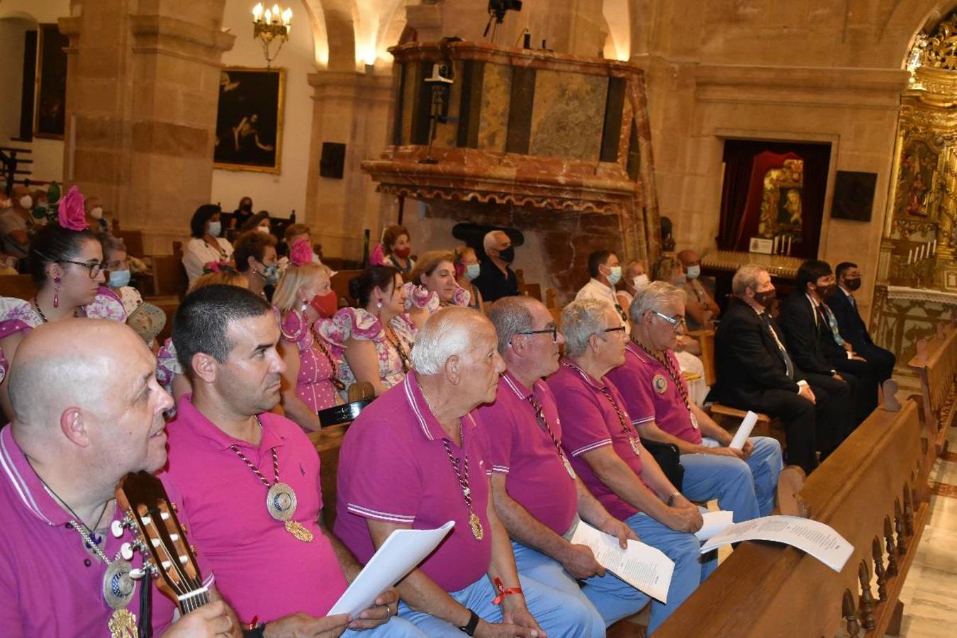 Un grupo de peregrinos de Las Gabias (Granada) llegó en la tarde del pasado domingo a la basílica de la Vera Cruz de Caravaca. Tras tres años sin poder postrarse ante la Sagrada Reliquia han retomado la tradición de peregrinar a Caravaca que iniciaron hace casi 20 años. El coro rociero se encargó de acompañar con sus cantos a los peregrinos. Al finalizar la ecuaristía, hubo intercambio de regalos entre los peregrinos y la Cofradía de la Vera Cruz. 