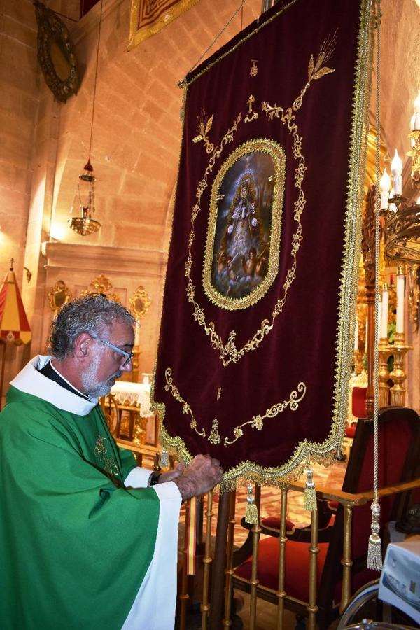 Un grupo de peregrinos de Las Gabias (Granada) llegó en la tarde del pasado domingo a la basílica de la Vera Cruz de Caravaca. Tras tres años sin poder postrarse ante la Sagrada Reliquia han retomado la tradición de peregrinar a Caravaca que iniciaron hace casi 20 años. El coro rociero se encargó de acompañar con sus cantos a los peregrinos. Al finalizar la ecuaristía, hubo intercambio de regalos entre los peregrinos y la Cofradía de la Vera Cruz. 