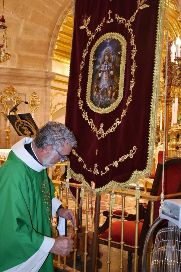 Un grupo de peregrinos de Las Gabias (Granada) llegó en la tarde del pasado domingo a la basílica de la Vera Cruz de Caravaca. Tras tres años sin poder postrarse ante la Sagrada Reliquia han retomado la tradición de peregrinar a Caravaca que iniciaron hace casi 20 años. El coro rociero se encargó de acompañar con sus cantos a los peregrinos. Al finalizar la ecuaristía, hubo intercambio de regalos entre los peregrinos y la Cofradía de la Vera Cruz. 