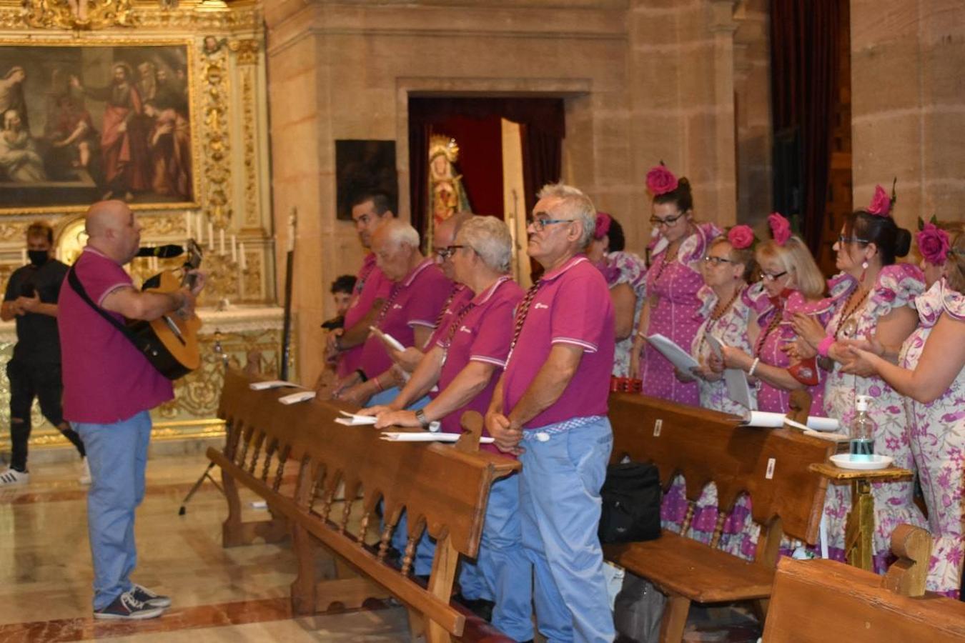 Un grupo de peregrinos de Las Gabias (Granada) llegó en la tarde del pasado domingo a la basílica de la Vera Cruz de Caravaca. Tras tres años sin poder postrarse ante la Sagrada Reliquia han retomado la tradición de peregrinar a Caravaca que iniciaron hace casi 20 años. El coro rociero se encargó de acompañar con sus cantos a los peregrinos. Al finalizar la ecuaristía, hubo intercambio de regalos entre los peregrinos y la Cofradía de la Vera Cruz. 