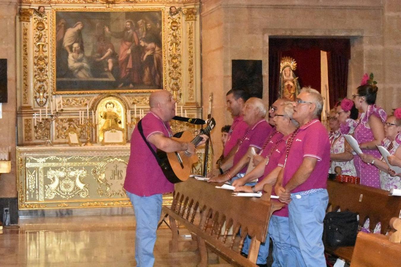 Un grupo de peregrinos de Las Gabias (Granada) llegó en la tarde del pasado domingo a la basílica de la Vera Cruz de Caravaca. Tras tres años sin poder postrarse ante la Sagrada Reliquia han retomado la tradición de peregrinar a Caravaca que iniciaron hace casi 20 años. El coro rociero se encargó de acompañar con sus cantos a los peregrinos. Al finalizar la ecuaristía, hubo intercambio de regalos entre los peregrinos y la Cofradía de la Vera Cruz. 