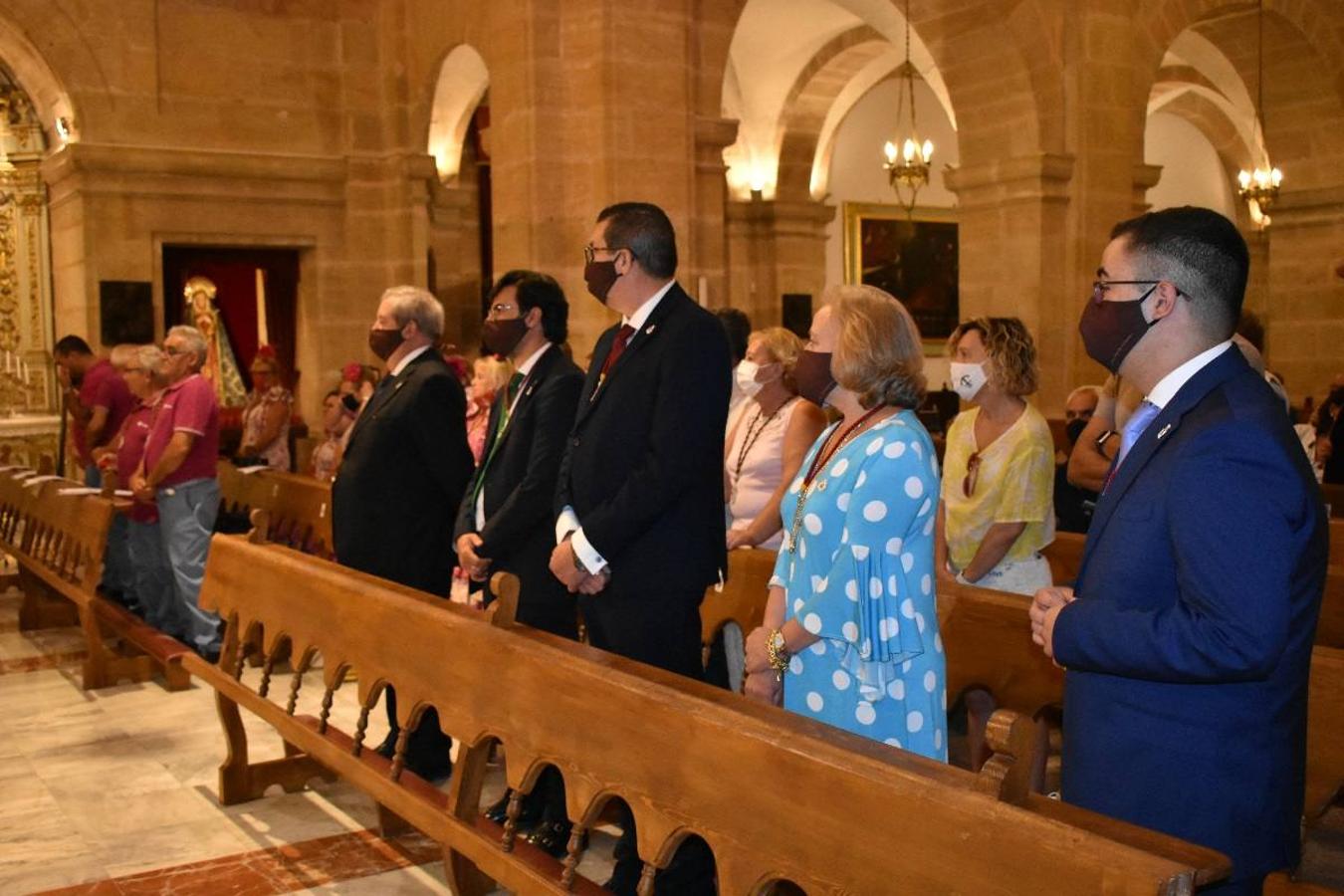 Un grupo de peregrinos de Las Gabias (Granada) llegó en la tarde del pasado domingo a la basílica de la Vera Cruz de Caravaca. Tras tres años sin poder postrarse ante la Sagrada Reliquia han retomado la tradición de peregrinar a Caravaca que iniciaron hace casi 20 años. El coro rociero se encargó de acompañar con sus cantos a los peregrinos. Al finalizar la ecuaristía, hubo intercambio de regalos entre los peregrinos y la Cofradía de la Vera Cruz. 