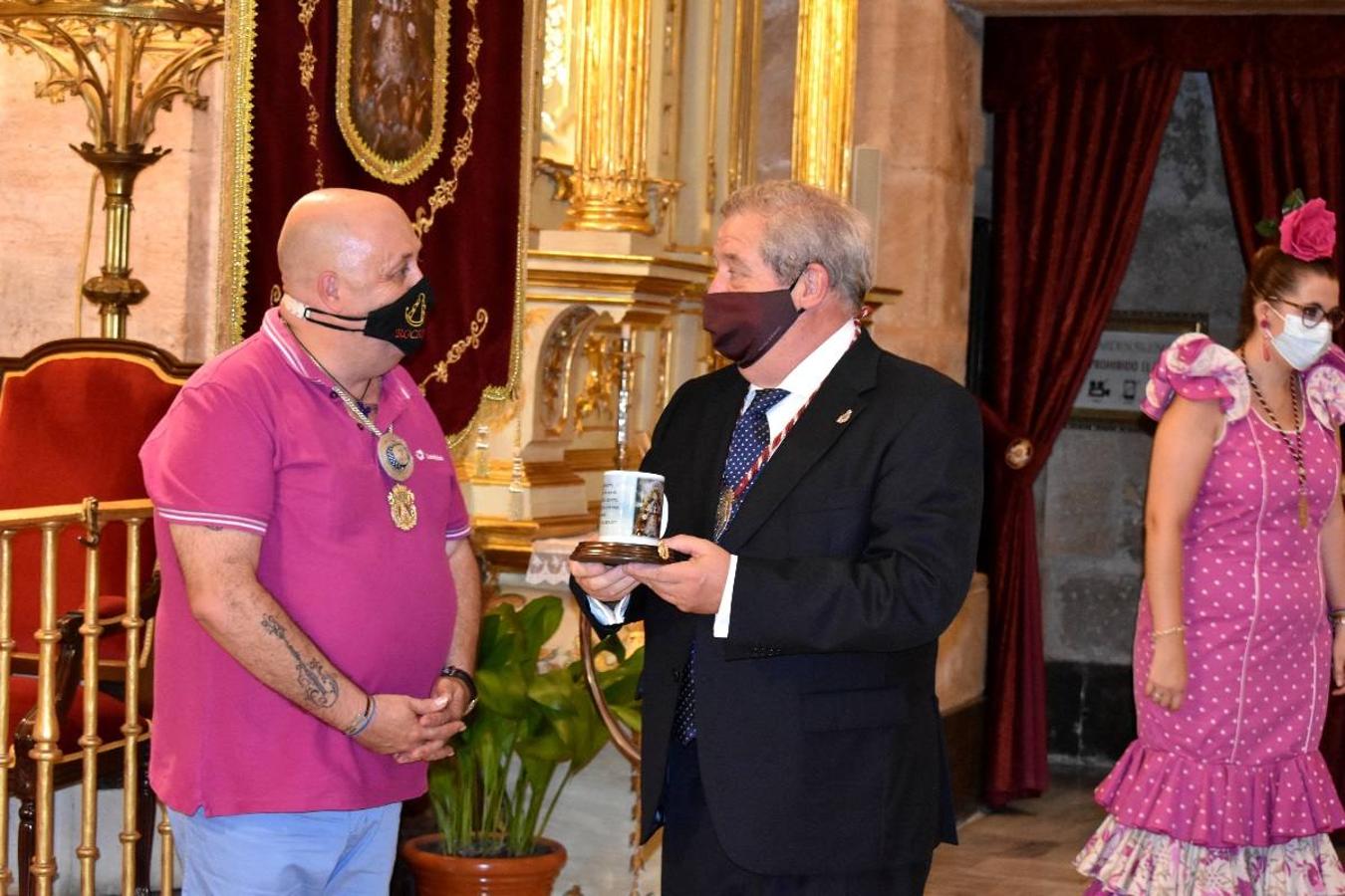 Un grupo de peregrinos de Las Gabias (Granada) llegó en la tarde del pasado domingo a la basílica de la Vera Cruz de Caravaca. Tras tres años sin poder postrarse ante la Sagrada Reliquia han retomado la tradición de peregrinar a Caravaca que iniciaron hace casi 20 años. El coro rociero se encargó de acompañar con sus cantos a los peregrinos. Al finalizar la ecuaristía, hubo intercambio de regalos entre los peregrinos y la Cofradía de la Vera Cruz. 