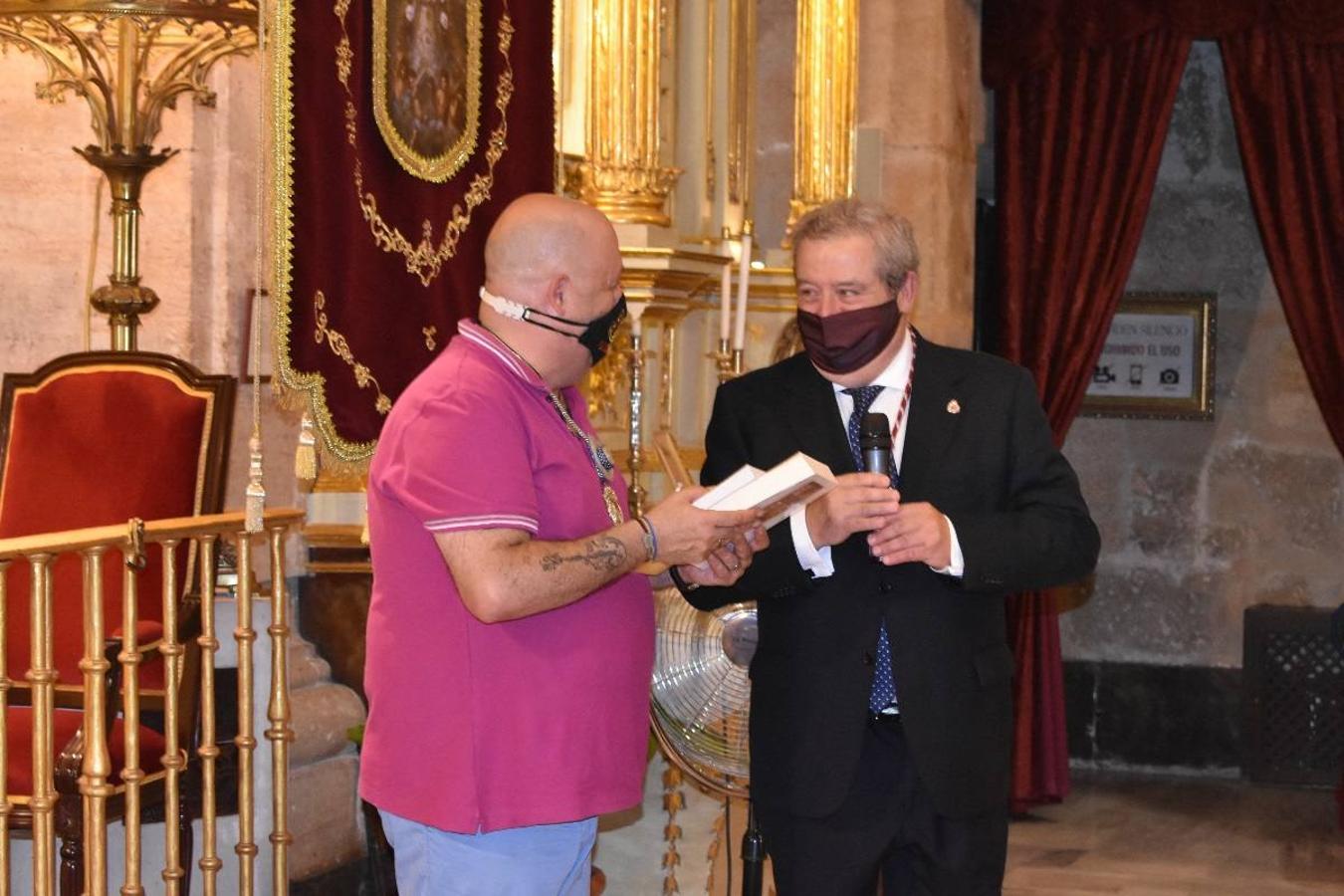 Un grupo de peregrinos de Las Gabias (Granada) llegó en la tarde del pasado domingo a la basílica de la Vera Cruz de Caravaca. Tras tres años sin poder postrarse ante la Sagrada Reliquia han retomado la tradición de peregrinar a Caravaca que iniciaron hace casi 20 años. El coro rociero se encargó de acompañar con sus cantos a los peregrinos. Al finalizar la ecuaristía, hubo intercambio de regalos entre los peregrinos y la Cofradía de la Vera Cruz. 