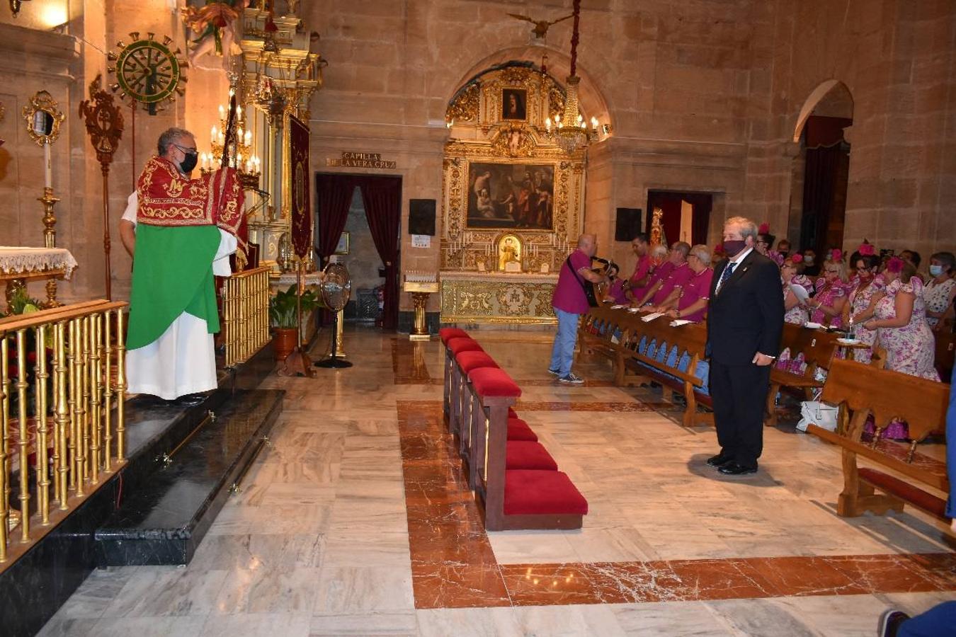 Un grupo de peregrinos de Las Gabias (Granada) llegó en la tarde del pasado domingo a la basílica de la Vera Cruz de Caravaca. Tras tres años sin poder postrarse ante la Sagrada Reliquia han retomado la tradición de peregrinar a Caravaca que iniciaron hace casi 20 años. El coro rociero se encargó de acompañar con sus cantos a los peregrinos. Al finalizar la ecuaristía, hubo intercambio de regalos entre los peregrinos y la Cofradía de la Vera Cruz. 