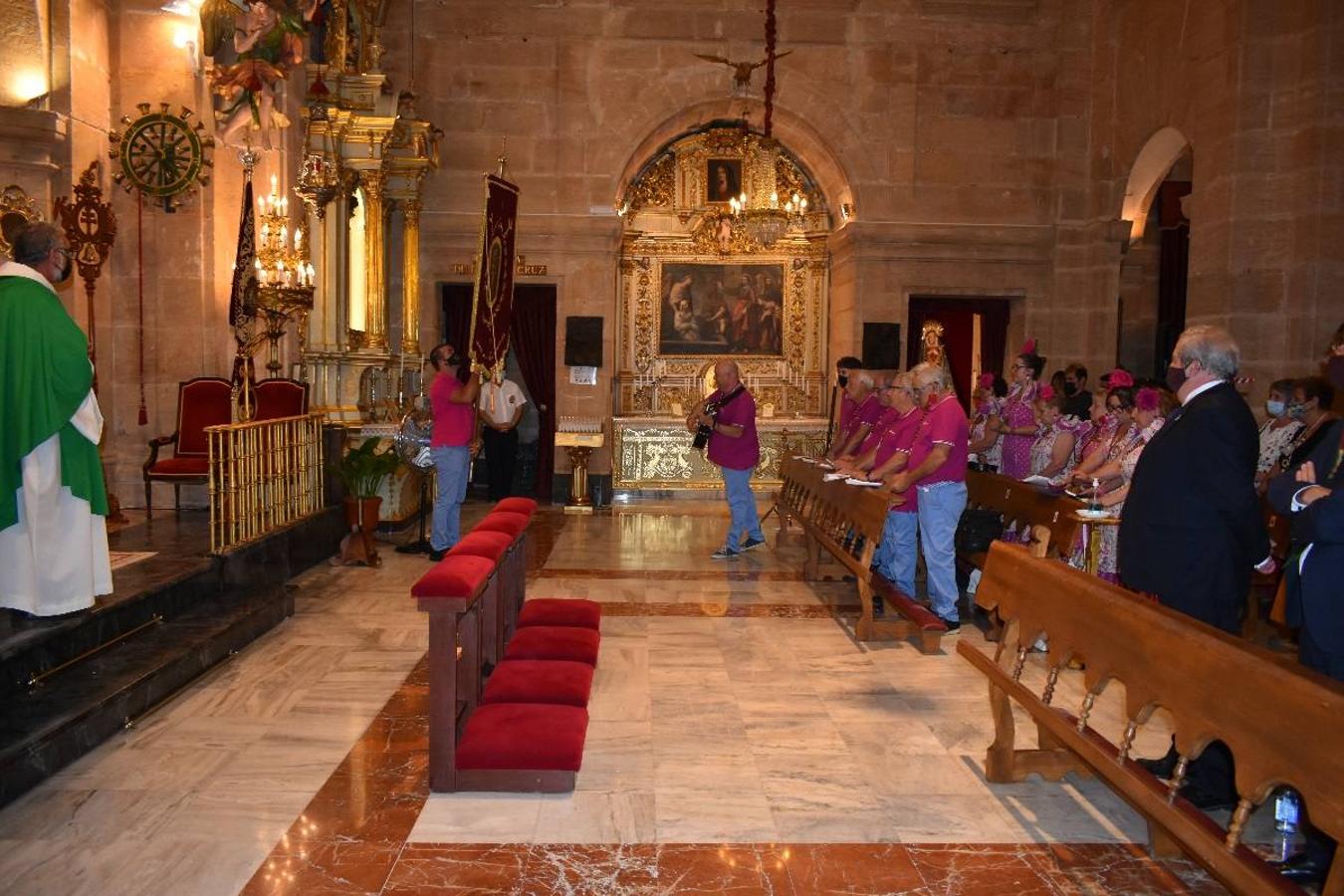 Un grupo de peregrinos de Las Gabias (Granada) llegó en la tarde del pasado domingo a la basílica de la Vera Cruz de Caravaca. Tras tres años sin poder postrarse ante la Sagrada Reliquia han retomado la tradición de peregrinar a Caravaca que iniciaron hace casi 20 años. El coro rociero se encargó de acompañar con sus cantos a los peregrinos. Al finalizar la ecuaristía, hubo intercambio de regalos entre los peregrinos y la Cofradía de la Vera Cruz. 