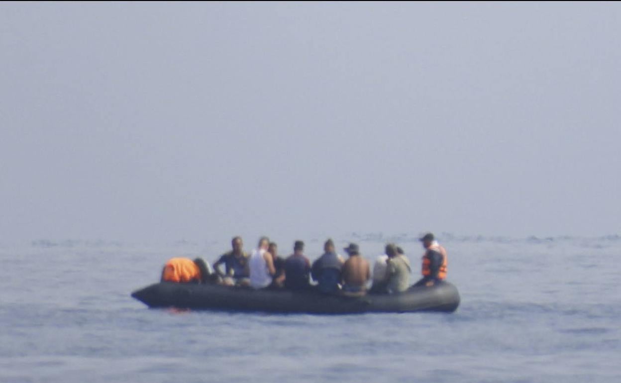 Una de las pateras localizadas este viernes por la tarde. 