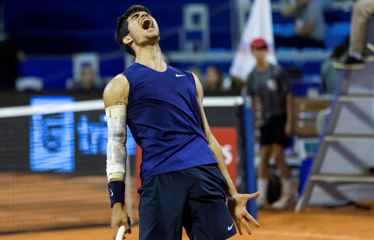 Carlos Alcaraz celebra su victoria en la final del torneo ATP 250 de Umag, este domingo por la noche.