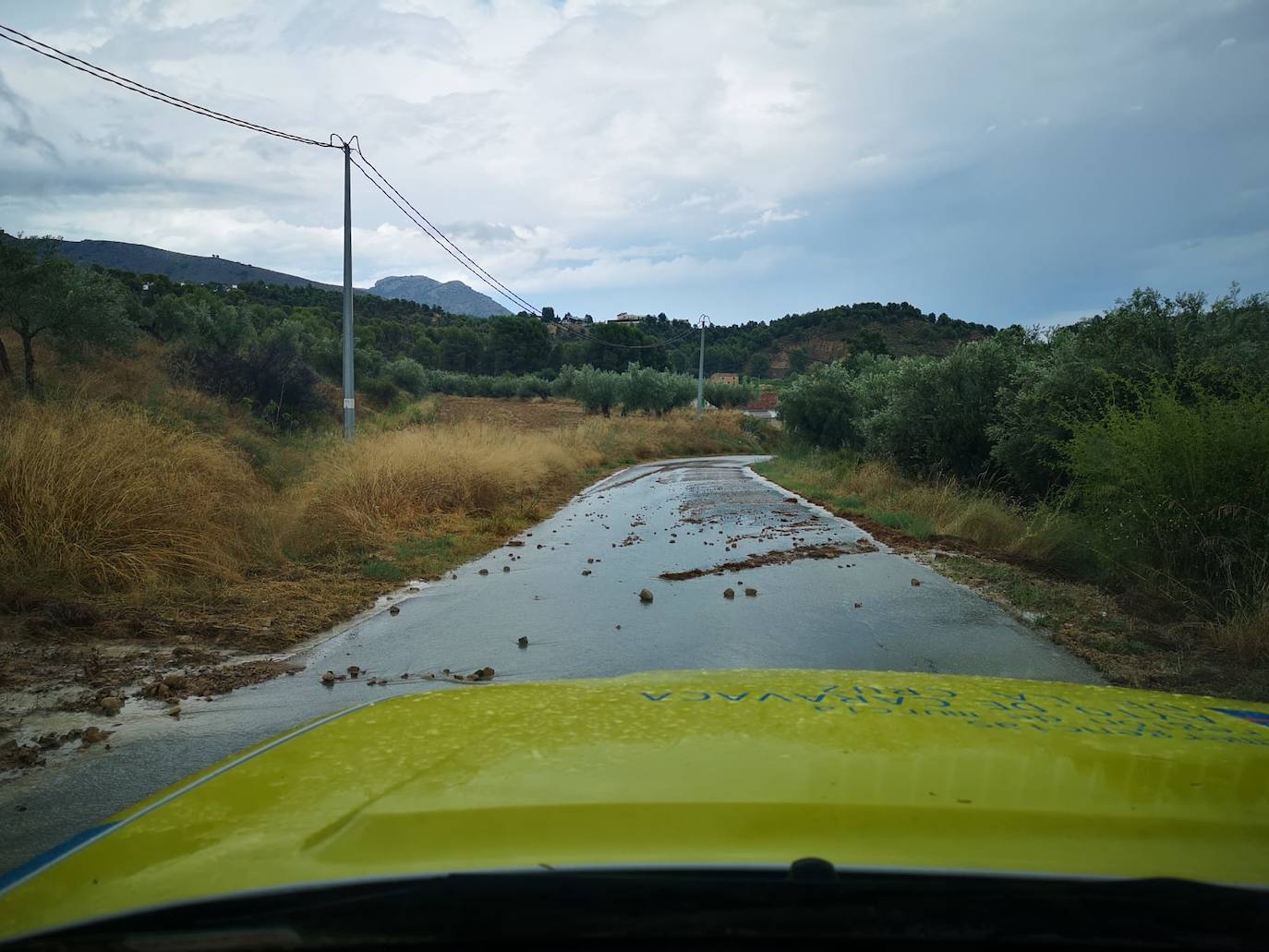 Aparecen ramblas en el Camino Viejo de Archivel por la lluvia. 