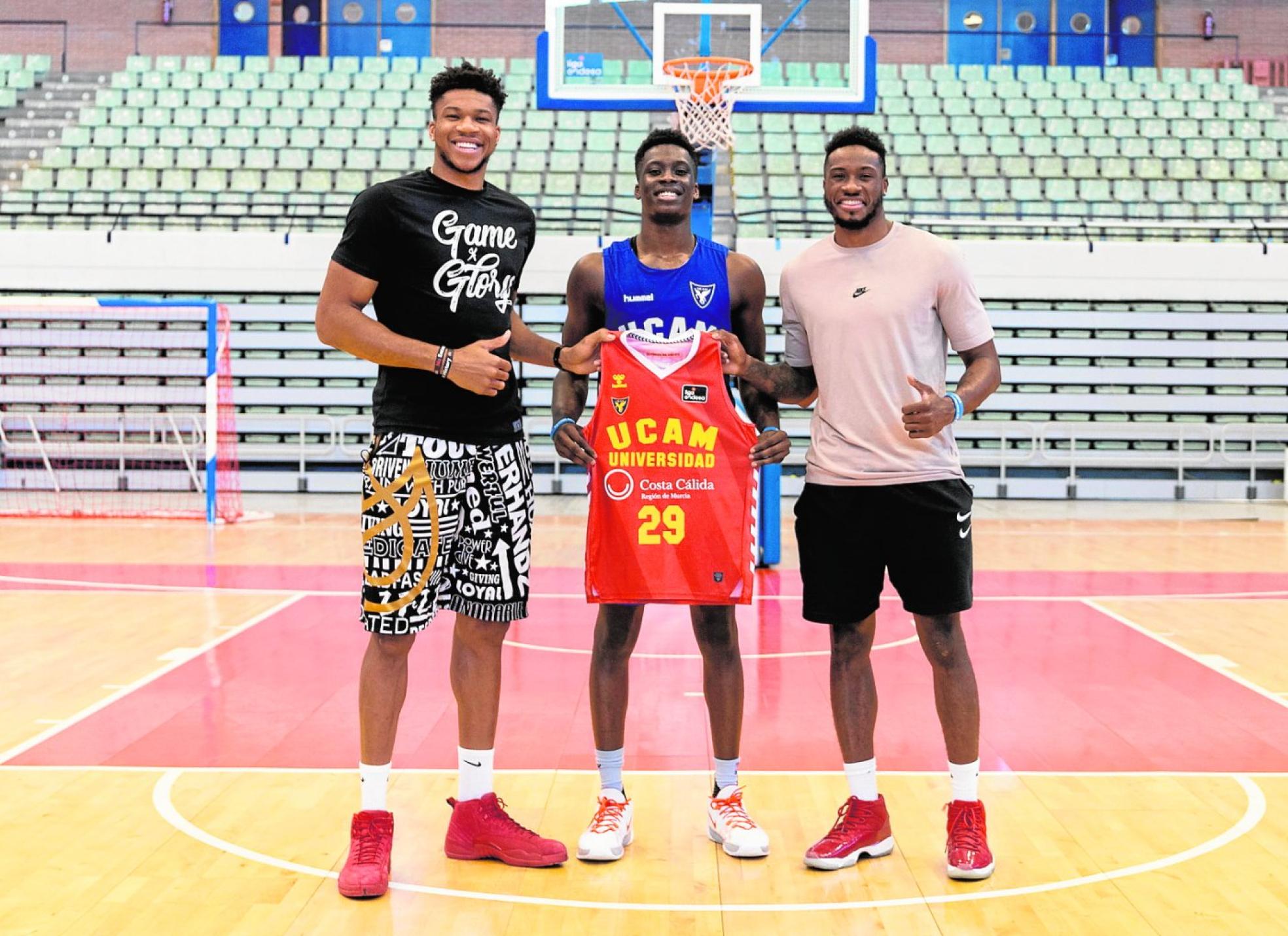 p Alex Antetokounmpo, con la camiseta del UCAM.