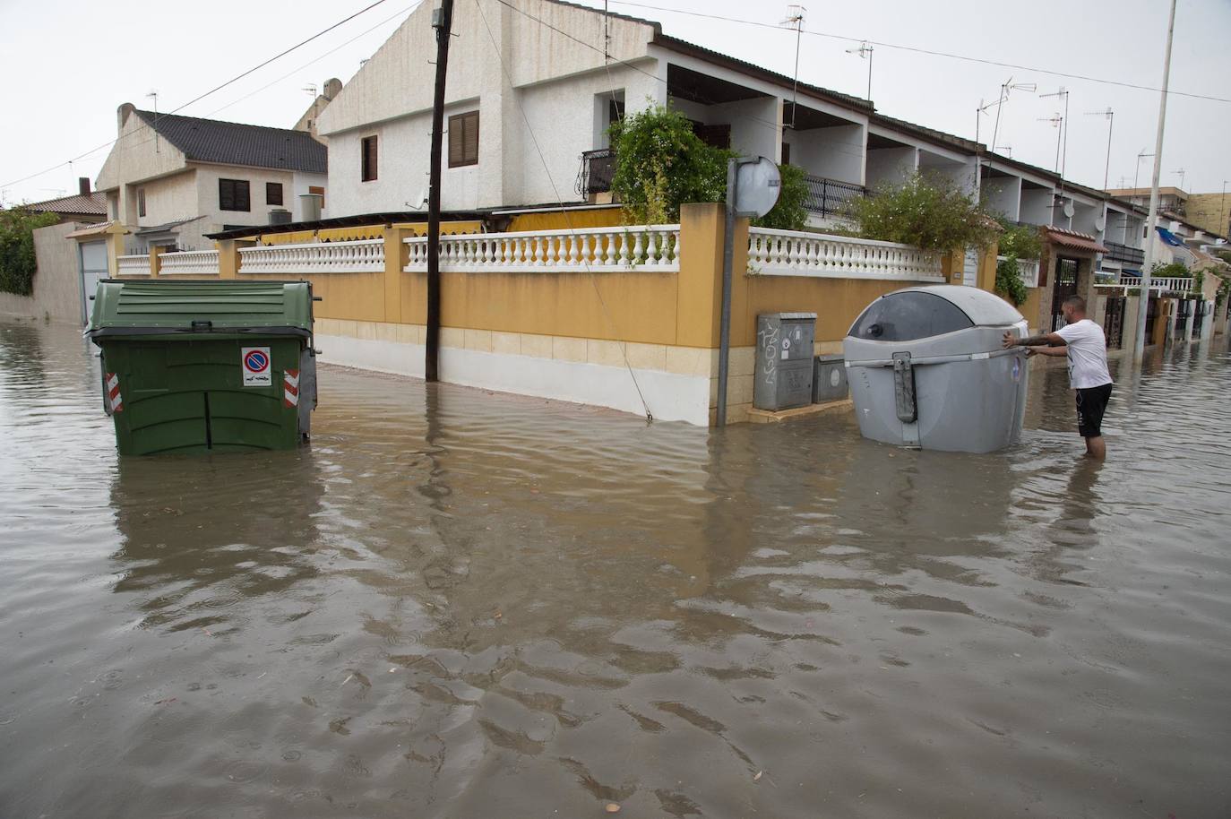 Calles inundadas en Mazarrón por la lluvia, este lunes.