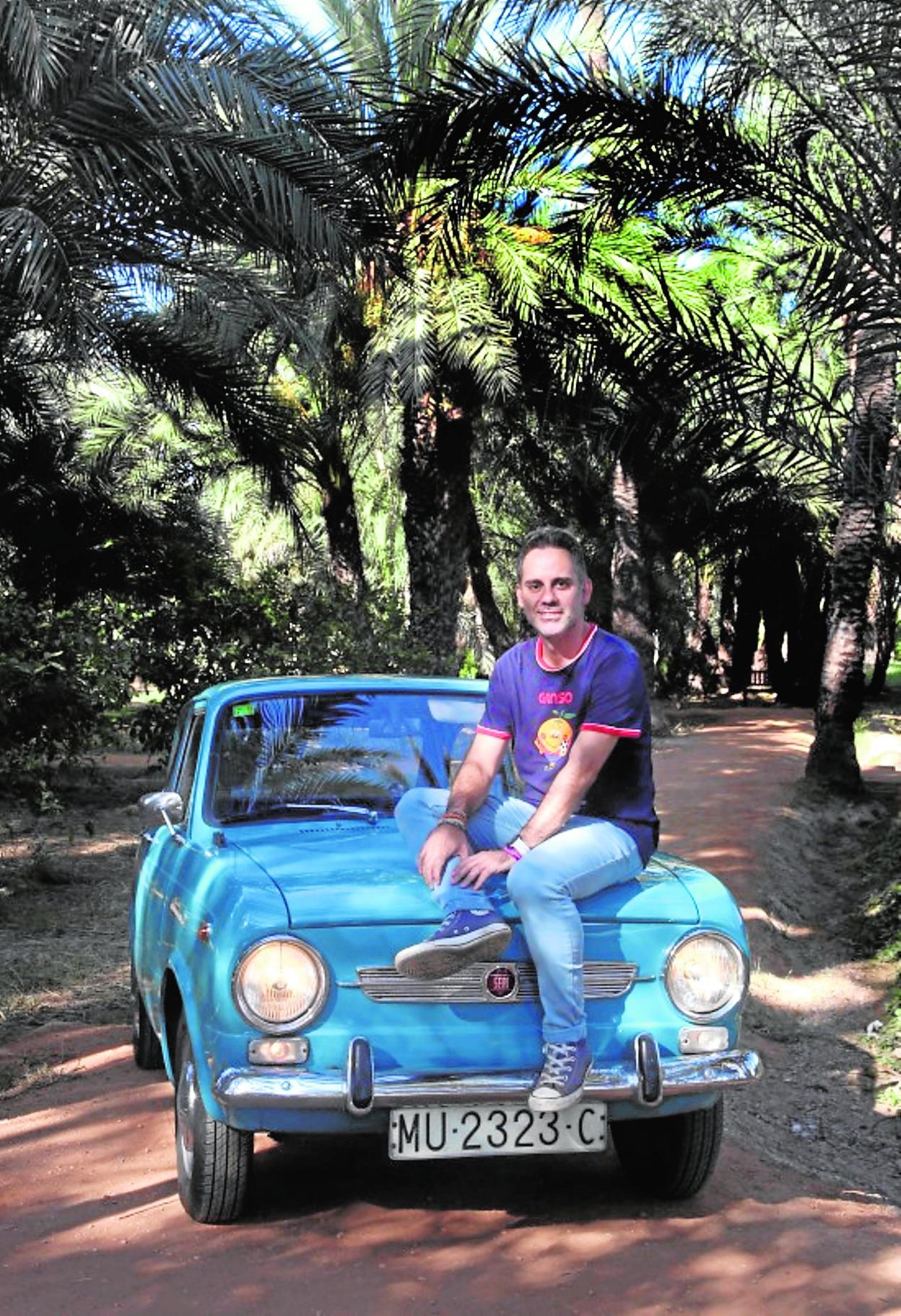 En el Palmeral de Santiago y Zaraíche. Ángel Cruz, en su Seat 850, dando una vuelta por la huerta de Murcia. 