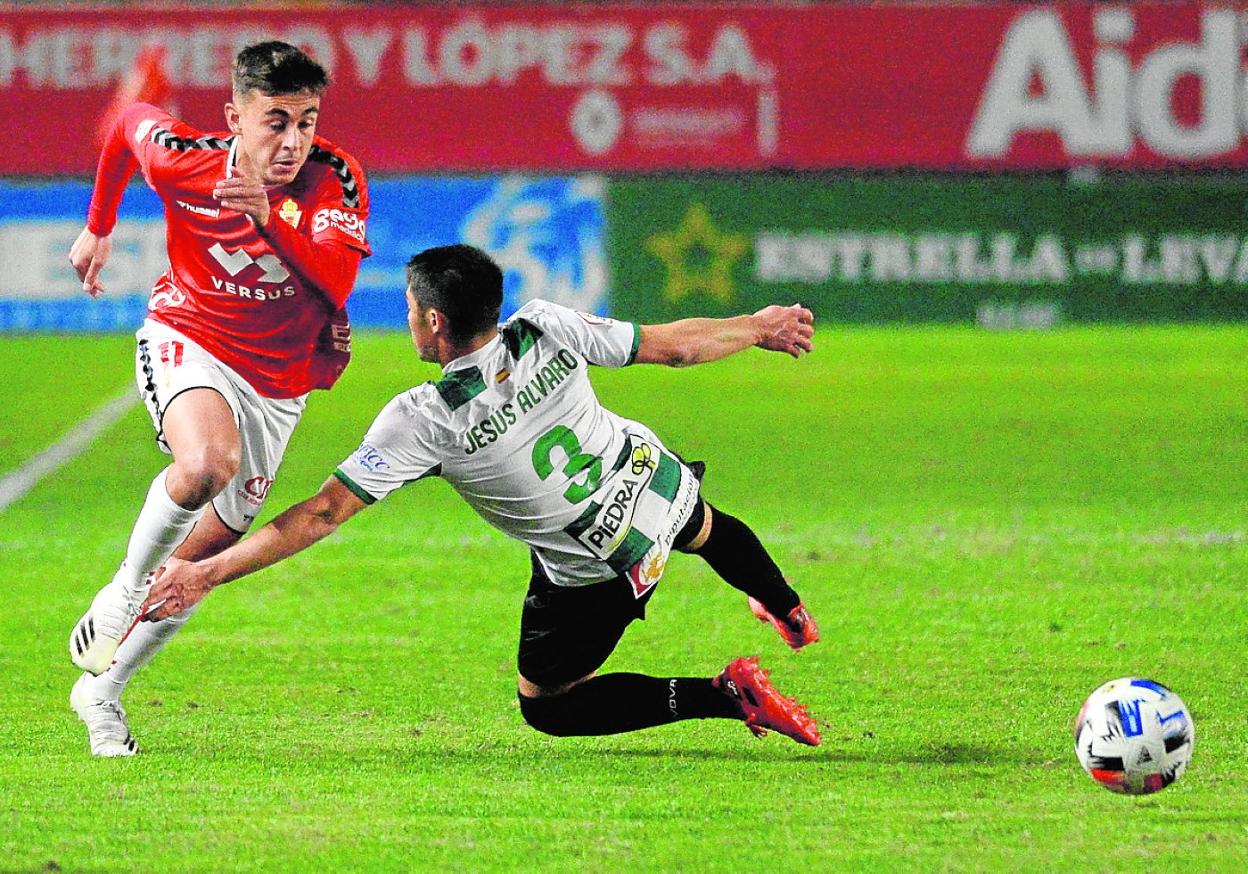 Pablo Haro regatea a Jesús Álvaro, en el partido del pasado curso frente al Córdoba. 