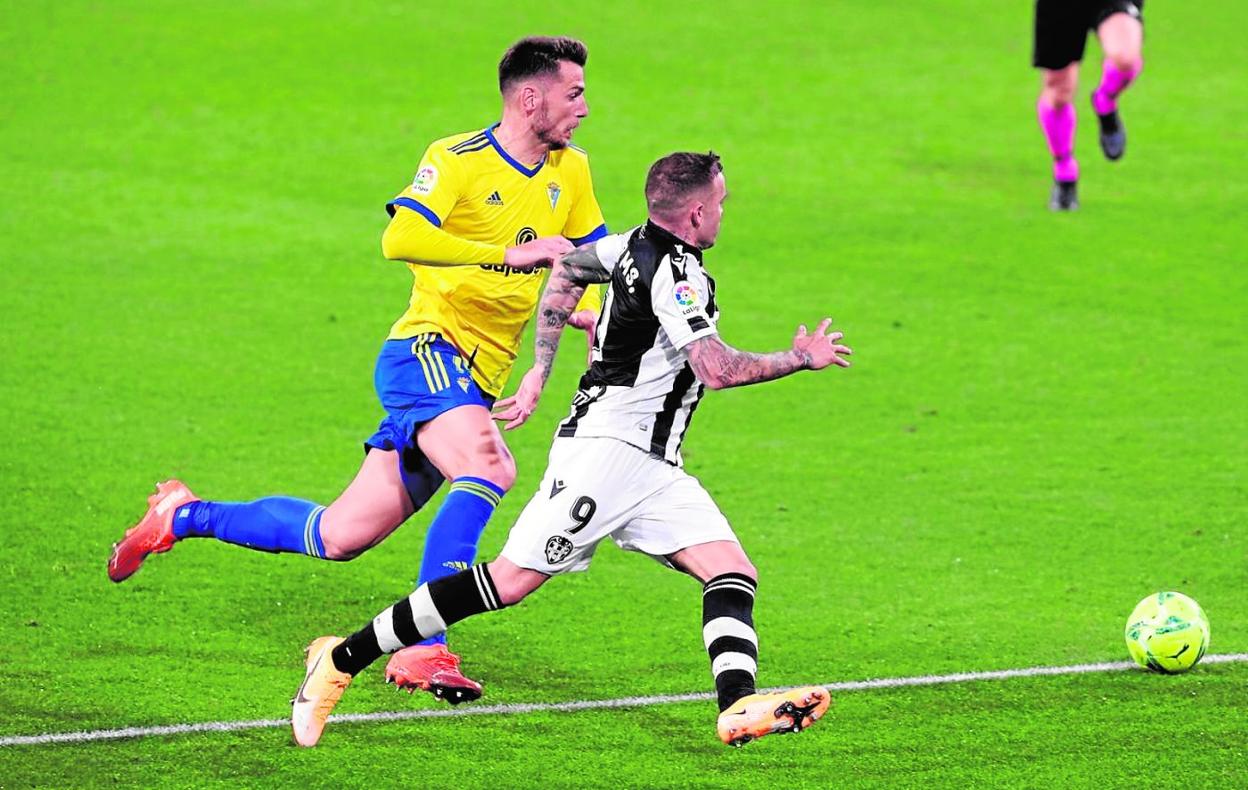 El mazarronero Pedro Alcalá persigue a Roger Martí, del Levante, en un partido de la temporada pasada con el Cádiz. 