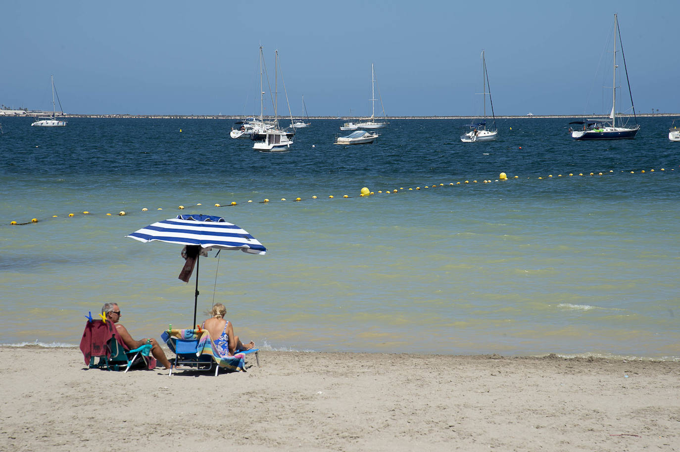 Fotos: La rotura de una tubería en San Javier provoca un vertido de agua dulce al Mar Menor