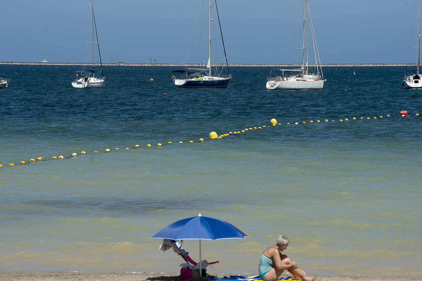 Fotos: La rotura de una tubería en San Javier provoca un vertido de agua dulce al Mar Menor
