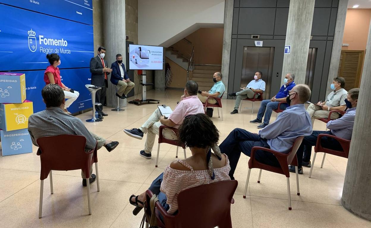 La reunión de los responsables de las empresas concesionarias de estos servicios de transporte público interurbano con el consejero de Fomento.