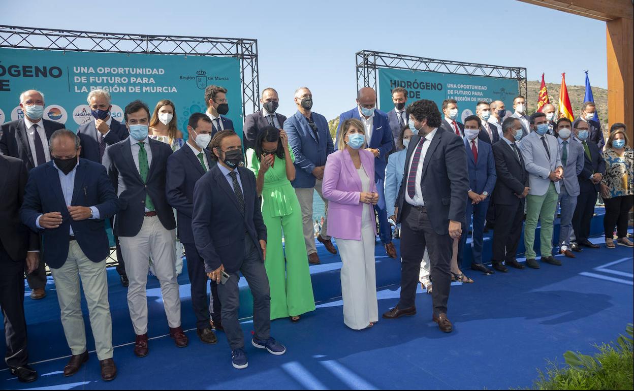 Foto de familia de los firmantes del protocolo del hidrógeno verde. 