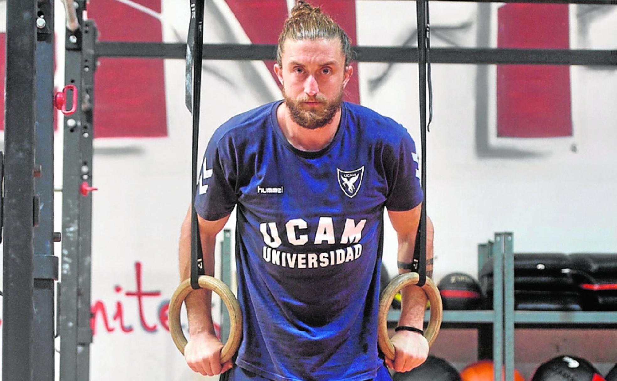 Manu Marín posando en un gimnasio de Murcia. 