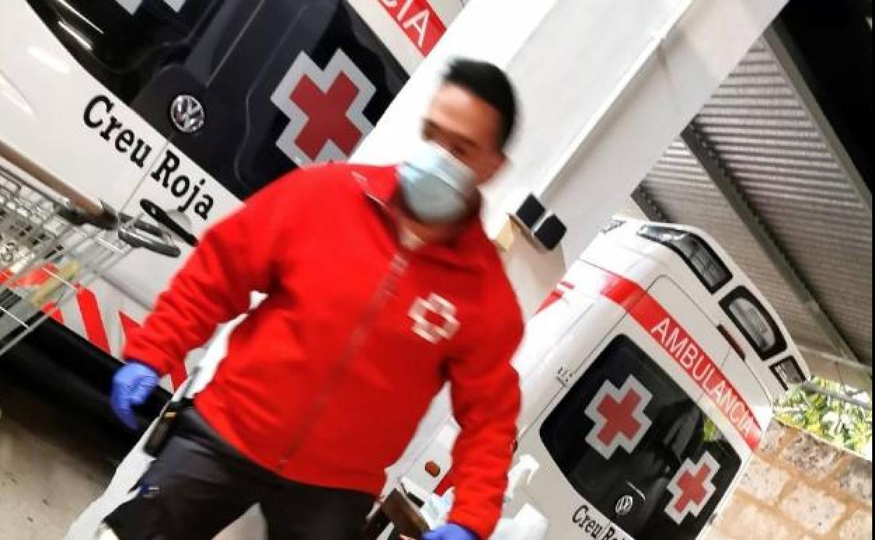 Voluntario de la Cruz Roja durante el estado de alarma. 