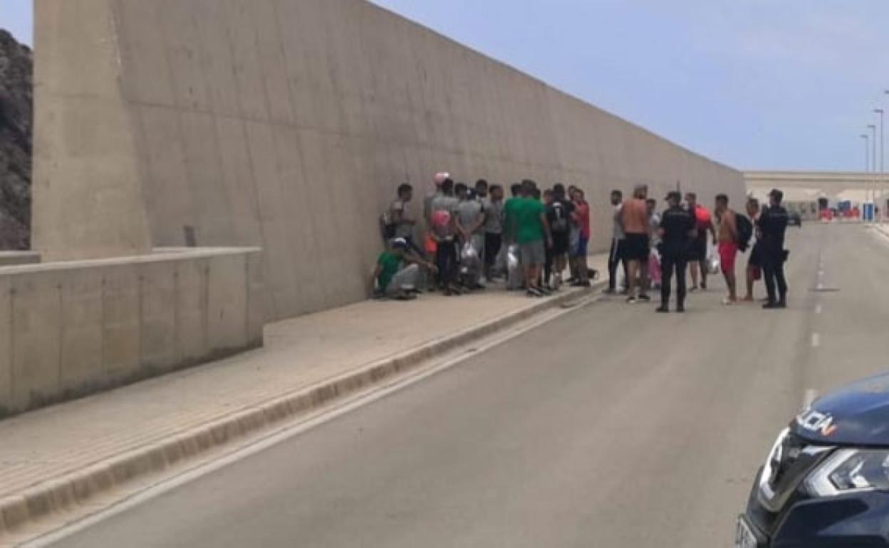 Inmigrantes en el puerto de Escombreras.