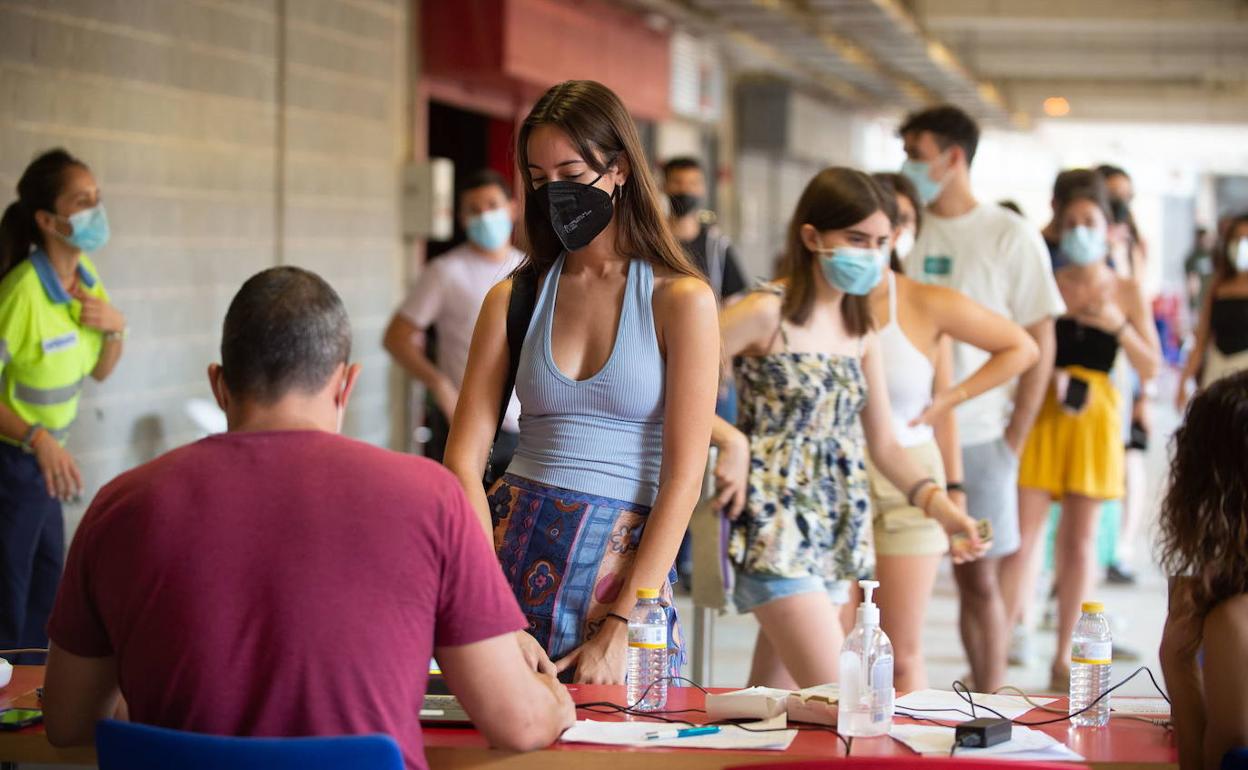 Jóvenes erasmus haciendo cola para vacunarse en Murcia, en una imagen de archivo. 