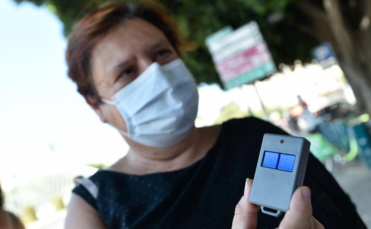 Una usuaria muestra el mando con tecnología 'passblue'.
