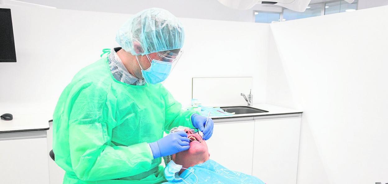  estudiante de postgrado durante una práctica en la Clínica Odontológica Universitari 