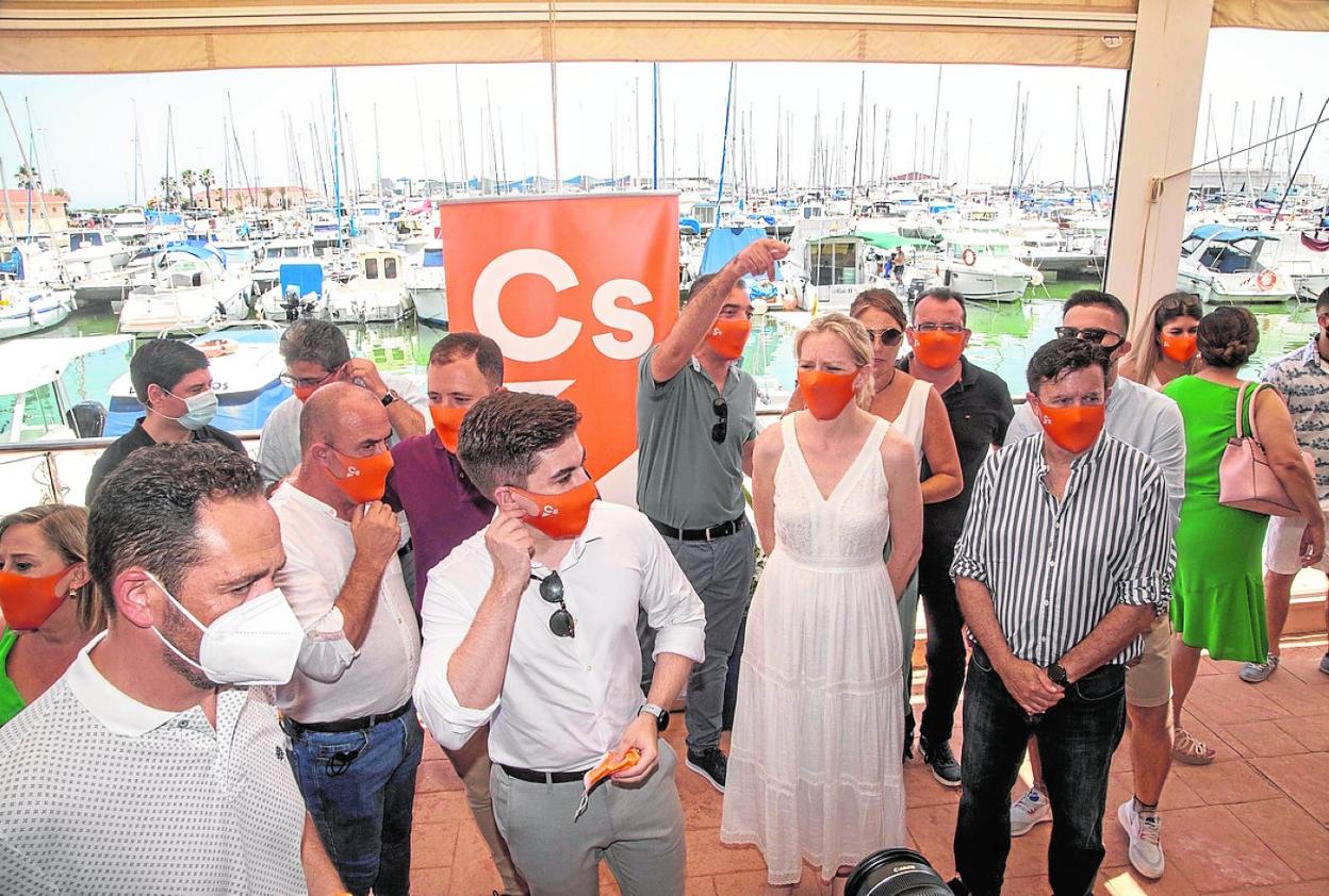 Miembros de la dirección de Cs, entre ellos José Luis Ros y María José Ros, en San Pedro. 