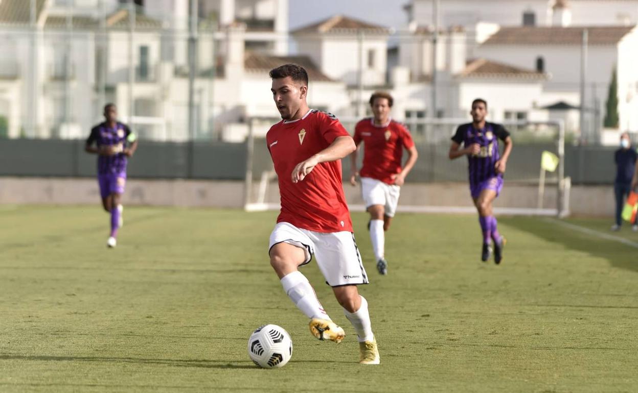 Guille Lozano se desmarca con el balón